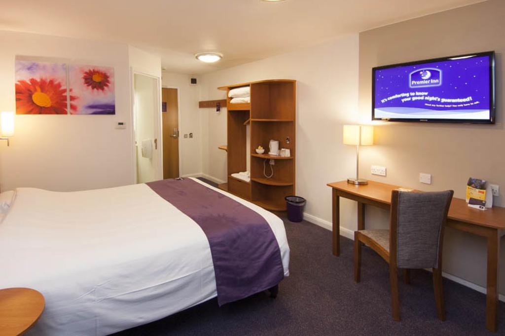 Premier Inn Camberley Exterior photo
