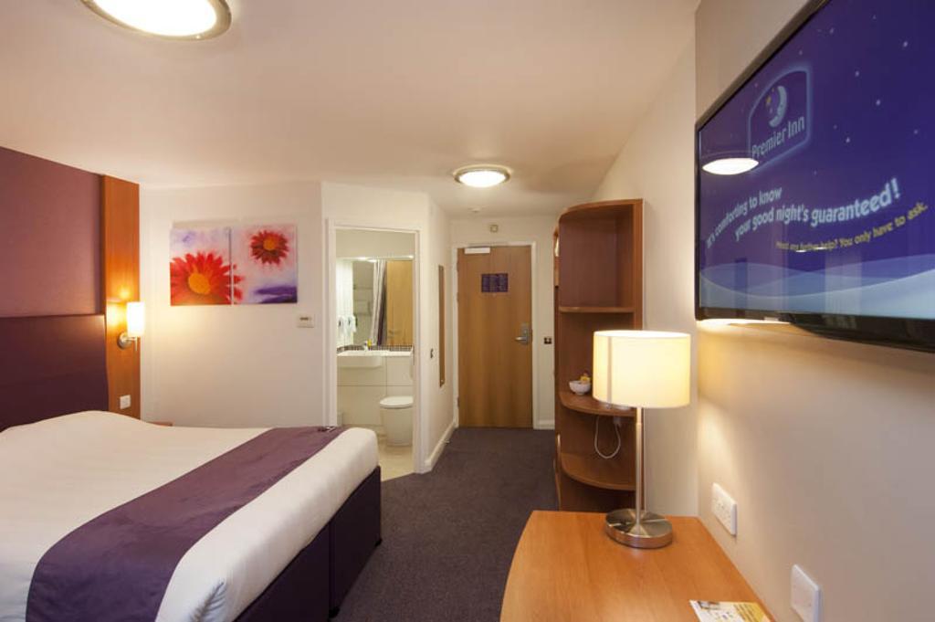Premier Inn Camberley Exterior photo